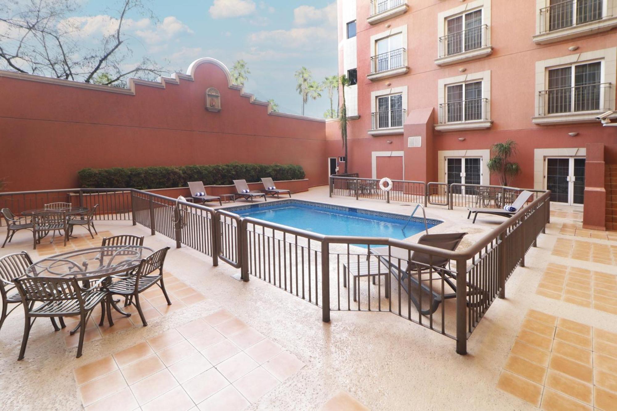 Holiday Inn Express Monterrey Galerias-San Jeronimo By Ihg Εξωτερικό φωτογραφία